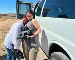 第一代学生詹妮弗·桑切斯, 左, 和Aylin Alverez-Santiago在一次情绪激动的采访后互相安慰.S.墨西哥边境. (图片由“亚利桑那故事”提供)
